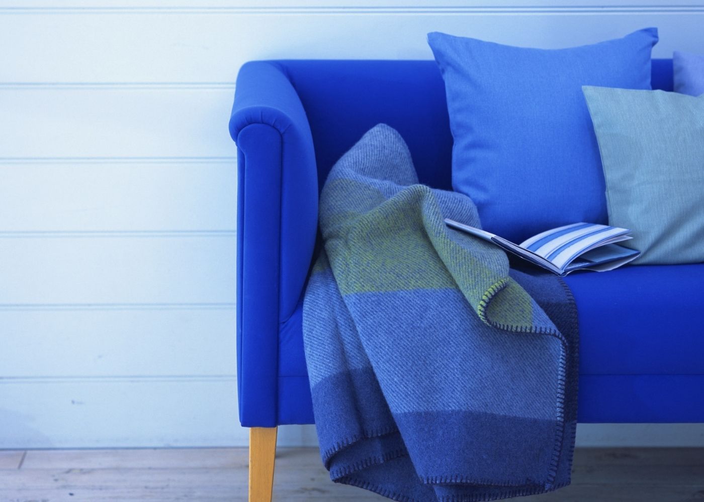 Sofa-blaue-Decke-1400x1000px